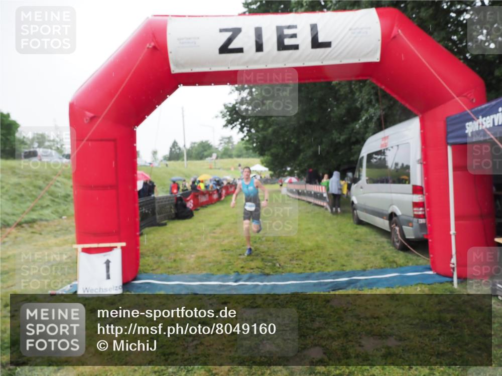 21.06.2025 - 27. Vierlanden-Triathlon MichiJ http://msf.ph/oto/8049160 15.06.2026 14:23:38 Ziel 1308 meine-sportfotos.de