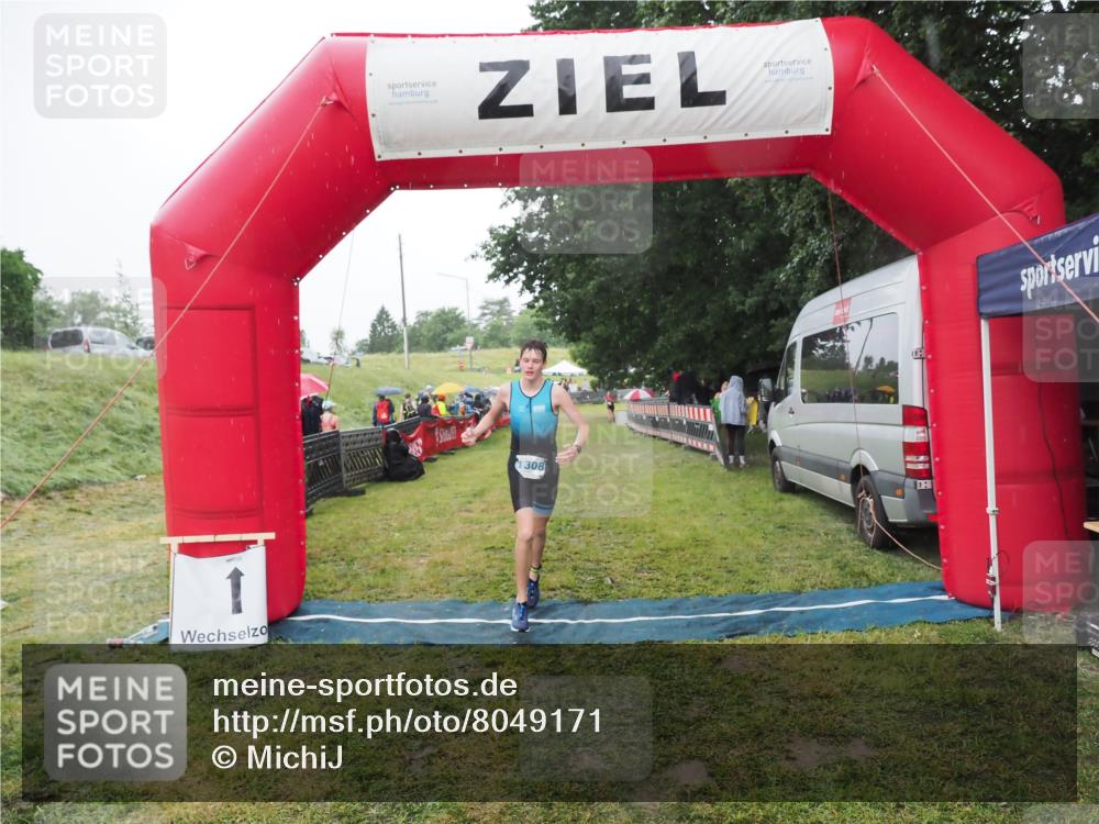 21.06.2025 - 27. Vierlanden-Triathlon MichiJ http://msf.ph/oto/8049171 15.06.2026 14:23:39 Ziel 1308 meine-sportfotos.de