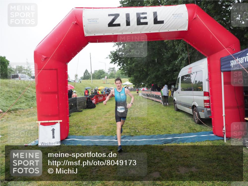 21.06.2025 - 27. Vierlanden-Triathlon MichiJ http://msf.ph/oto/8049173 15.06.2026 14:23:39 Ziel 1308 meine-sportfotos.de