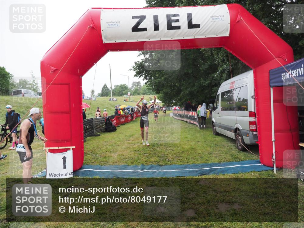 21.06.2025 - 27. Vierlanden-Triathlon MichiJ http://msf.ph/oto/8049177 15.06.2026 14:23:44 Ziel 1247, 1308 meine-sportfotos.de
