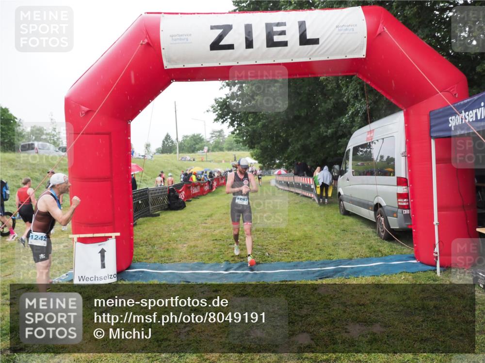 21.06.2025 - 27. Vierlanden-Triathlon MichiJ http://msf.ph/oto/8049191 15.06.2026 14:23:45 Ziel 1184, 1247, 1308 meine-sportfotos.de