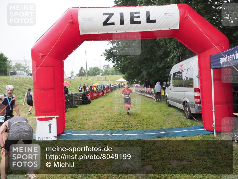 21.06.2025 - 27. Vierlanden-Triathlon MichiJ http://msf.ph/oto/8049199 15.06.2026 14:23:48 Ziel 1184, 1247 meine-sportfotos.de