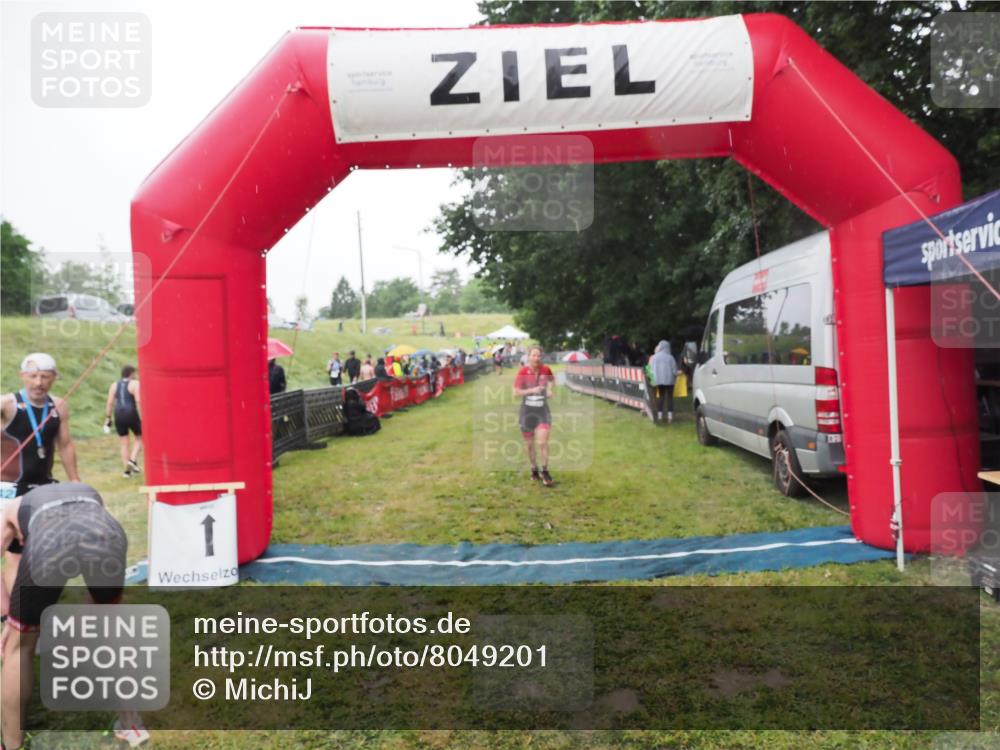 21.06.2025 - 27. Vierlanden-Triathlon MichiJ http://msf.ph/oto/8049201 15.06.2026 14:23:48 Ziel 1184, 1247 meine-sportfotos.de