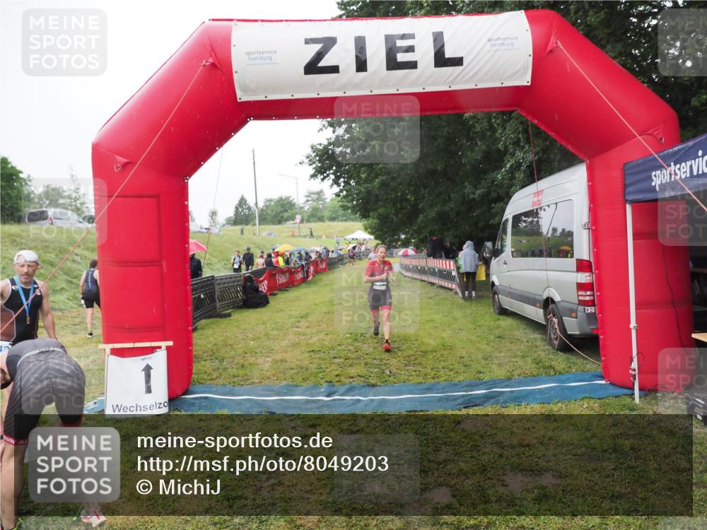 21.06.2025 - 27. Vierlanden-Triathlon MichiJ http://msf.ph/oto/8049203 15.06.2026 14:23:48 Ziel 1184, 1247 meine-sportfotos.de