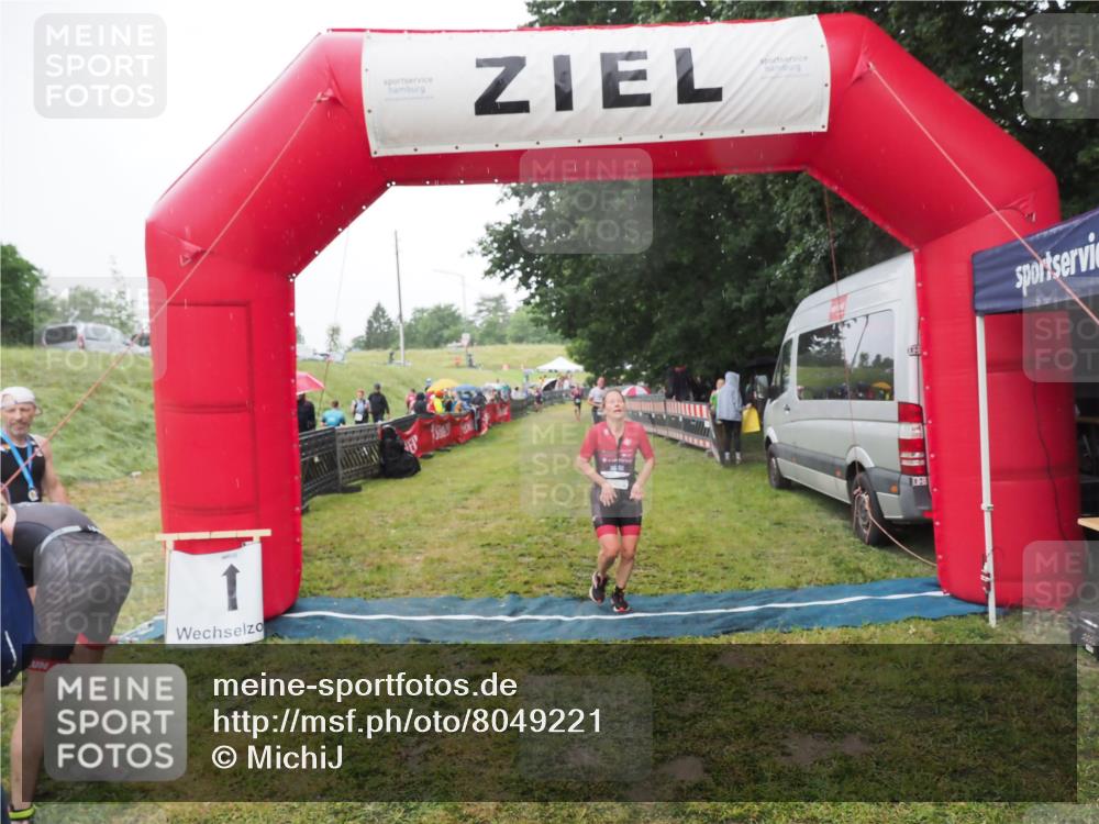 21.06.2025 - 27. Vierlanden-Triathlon MichiJ http://msf.ph/oto/8049221 15.06.2026 14:23:49 Ziel 1184, 1247 meine-sportfotos.de