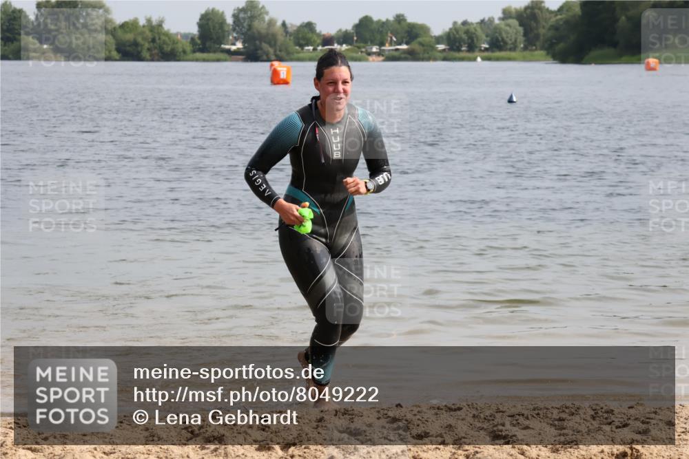 15.06.2025 - 27. Vierlanden-Triathlon Lena Gebhardt http://msf.ph/oto/8049222 15.06.2025 09:25:01 Schwimmen 207 meine-sportfotos.de