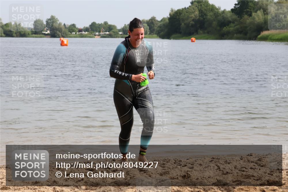 15.06.2025 - 27. Vierlanden-Triathlon Lena Gebhardt http://msf.ph/oto/8049227 15.06.2025 09:25:01 Schwimmen 207 meine-sportfotos.de
