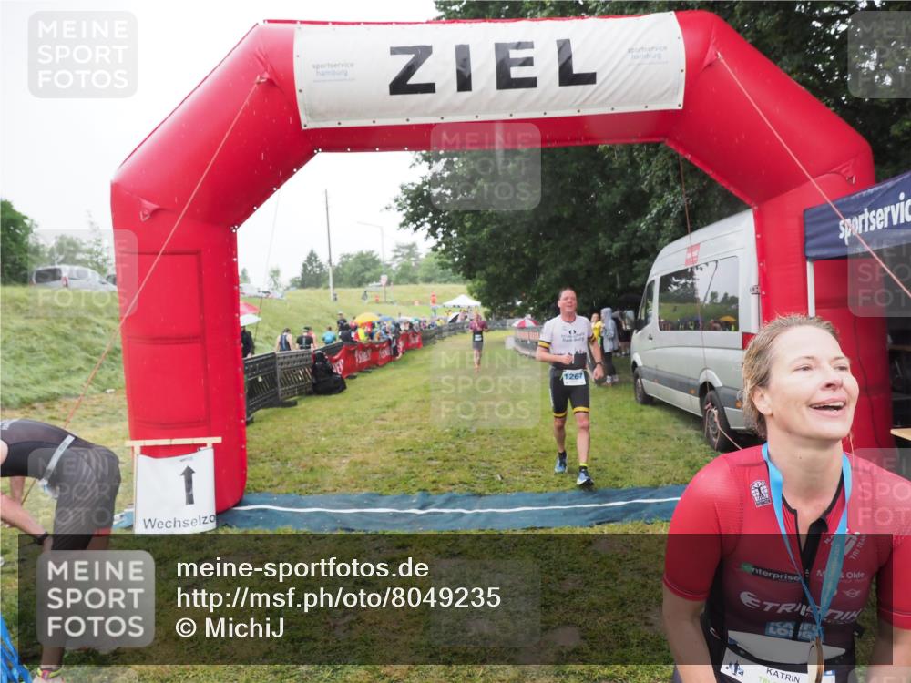 21.06.2025 - 27. Vierlanden-Triathlon MichiJ http://msf.ph/oto/8049235 15.06.2026 14:23:54 Ziel 1184, 1267, 1300 meine-sportfotos.de