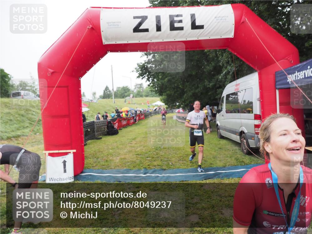 21.06.2025 - 27. Vierlanden-Triathlon MichiJ http://msf.ph/oto/8049237 15.06.2026 14:23:54 Ziel 1184, 1267, 1300 meine-sportfotos.de
