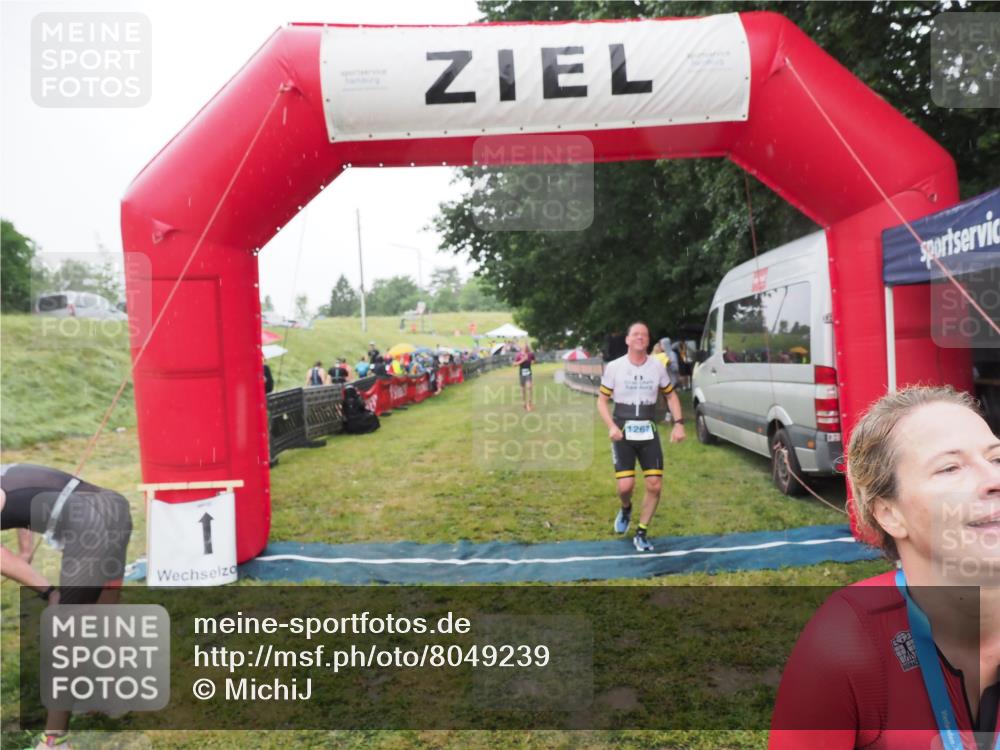 21.06.2025 - 27. Vierlanden-Triathlon MichiJ http://msf.ph/oto/8049239 15.06.2026 14:23:54 Ziel 1184, 1267, 1300 meine-sportfotos.de