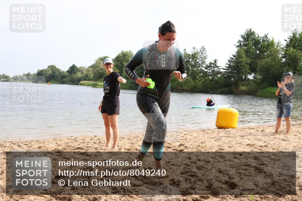 15.06.2025 - 27. Vierlanden-Triathlon Lena Gebhardt http://msf.ph/oto/8049240 15.06.2025 09:25:04 Schwimmen 207 meine-sportfotos.de