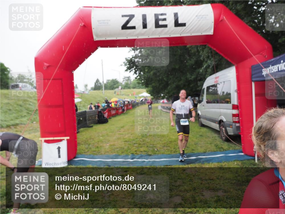 21.06.2025 - 27. Vierlanden-Triathlon MichiJ http://msf.ph/oto/8049241 15.06.2026 14:23:54 Ziel 1184, 1267, 1300 meine-sportfotos.de