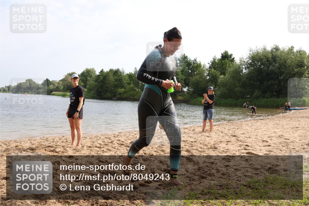 15.06.2025 - 27. Vierlanden-Triathlon Lena Gebhardt http://msf.ph/oto/8049243 15.06.2025 09:25:04 Schwimmen 207 meine-sportfotos.de