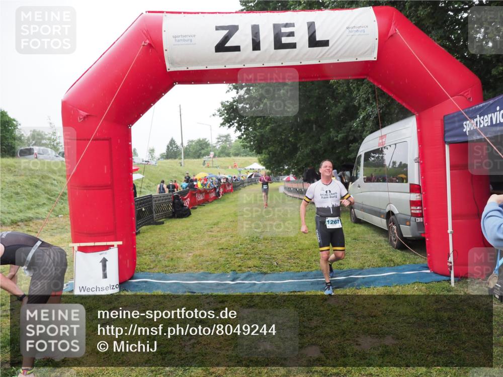 21.06.2025 - 27. Vierlanden-Triathlon MichiJ http://msf.ph/oto/8049244 15.06.2026 14:23:54 Ziel 1184, 1267, 1300 meine-sportfotos.de