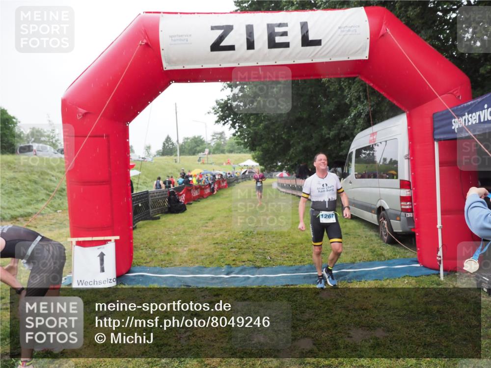 21.06.2025 - 27. Vierlanden-Triathlon MichiJ http://msf.ph/oto/8049246 15.06.2026 14:23:54 Ziel 1184, 1267, 1300 meine-sportfotos.de