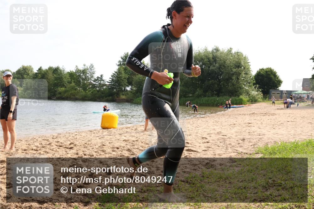 15.06.2025 - 27. Vierlanden-Triathlon Lena Gebhardt http://msf.ph/oto/8049247 15.06.2025 09:25:05 Schwimmen 207 meine-sportfotos.de