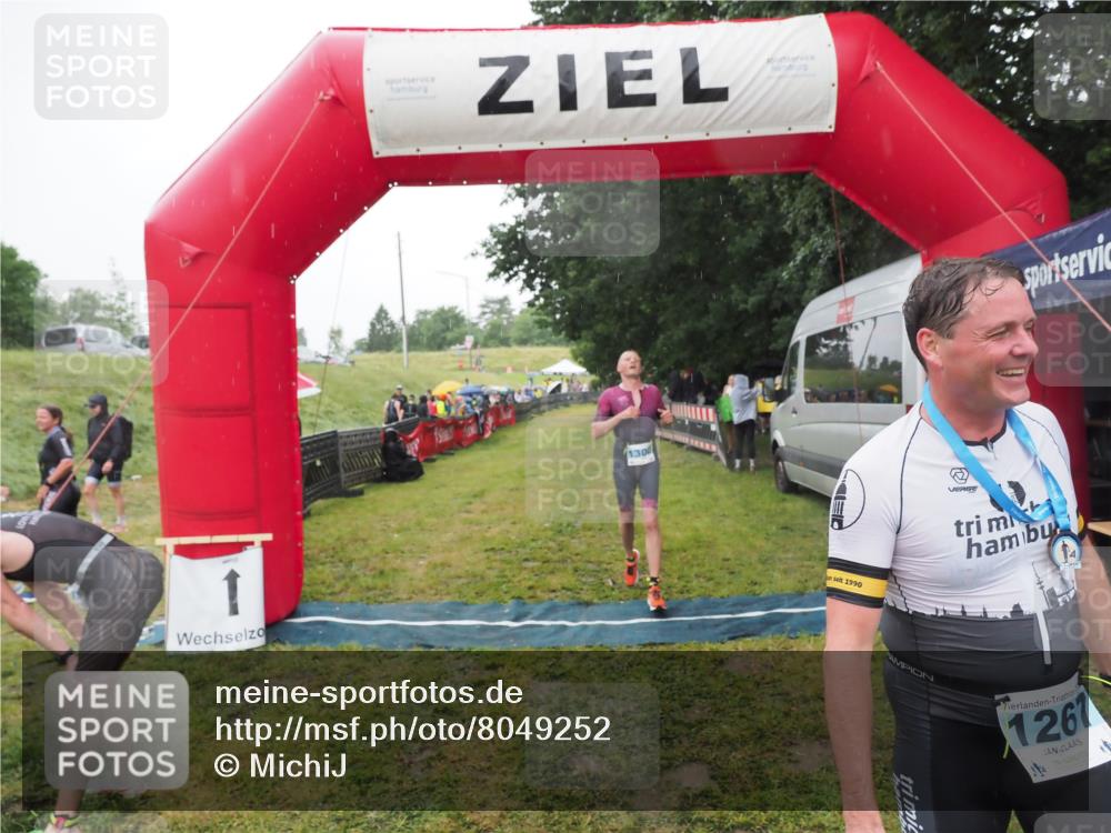 21.06.2025 - 27. Vierlanden-Triathlon MichiJ http://msf.ph/oto/8049252 15.06.2026 14:23:57 Ziel 1267, 1300 meine-sportfotos.de