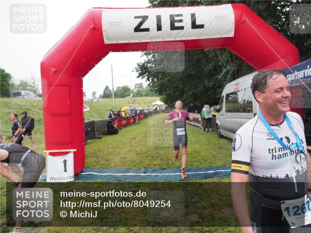 21.06.2025 - 27. Vierlanden-Triathlon MichiJ http://msf.ph/oto/8049254 15.06.2026 14:23:58 Ziel 1267, 1300 meine-sportfotos.de