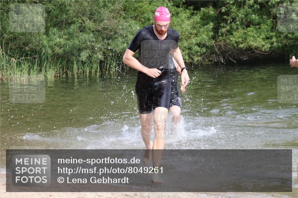 15.06.2025 - 27. Vierlanden-Triathlon Lena Gebhardt http://msf.ph/oto/8049261 15.06.2025 09:51:56 Schwimmen 282, 288, 292 meine-sportfotos.de