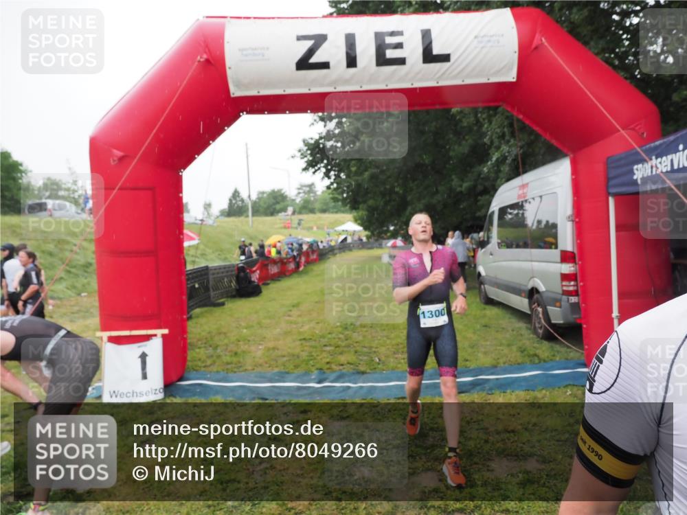 21.06.2025 - 27. Vierlanden-Triathlon MichiJ http://msf.ph/oto/8049266 15.06.2026 14:23:58 Ziel 1267, 1300 meine-sportfotos.de