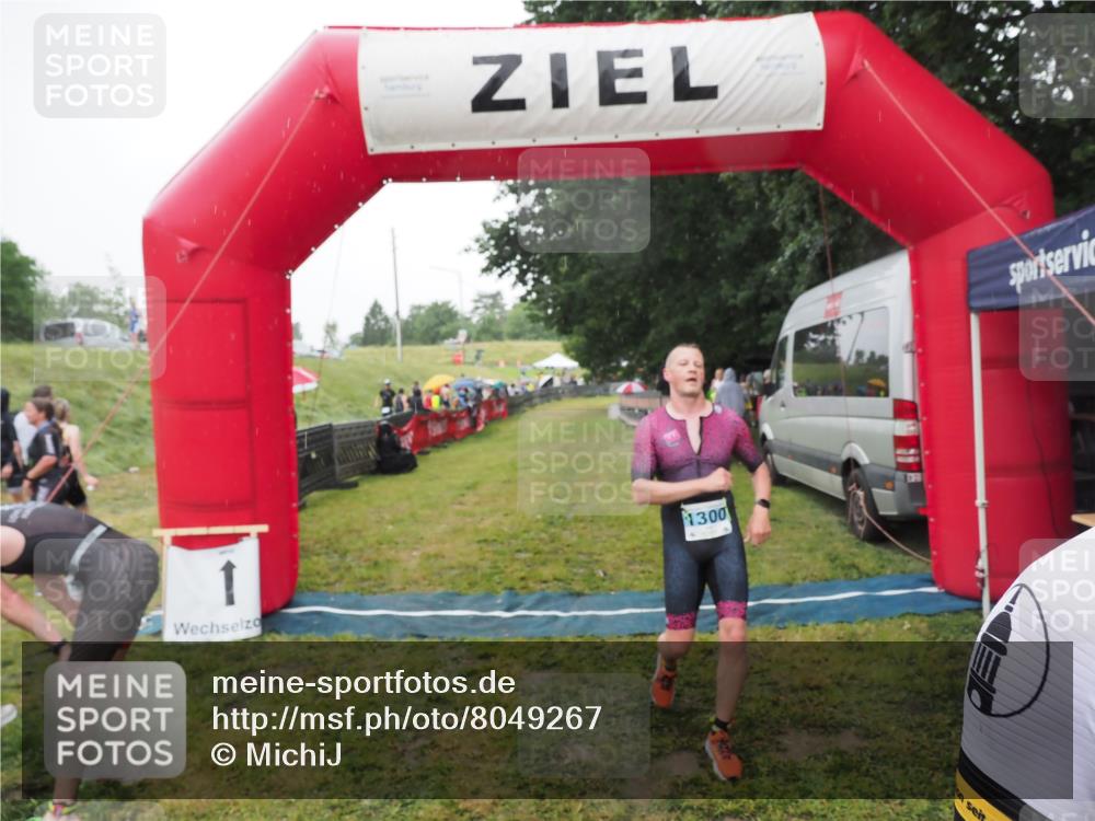 21.06.2025 - 27. Vierlanden-Triathlon MichiJ http://msf.ph/oto/8049267 15.06.2026 14:23:58 Ziel 1267, 1300 meine-sportfotos.de