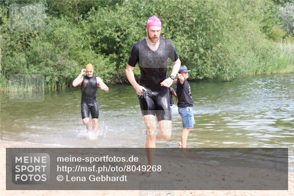 15.06.2025 - 27. Vierlanden-Triathlon Lena Gebhardt http://msf.ph/oto/8049268 15.06.2025 09:51:58 Schwimmen 282, 288, 292 meine-sportfotos.de