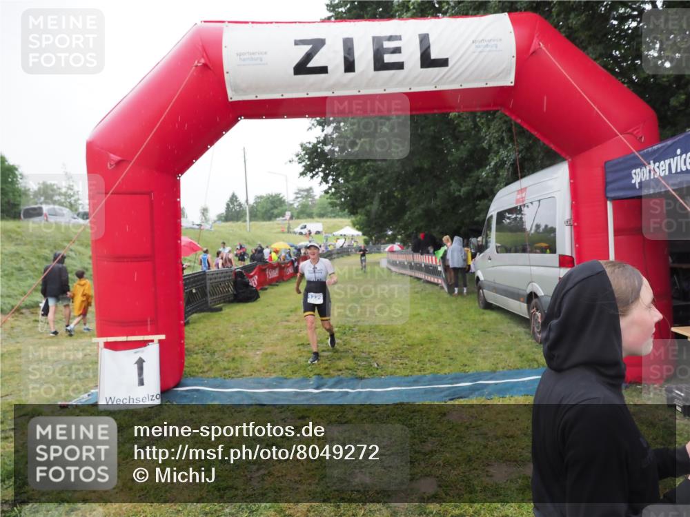 21.06.2025 - 27. Vierlanden-Triathlon MichiJ http://msf.ph/oto/8049272 15.06.2026 14:24:16 Ziel 1229 meine-sportfotos.de