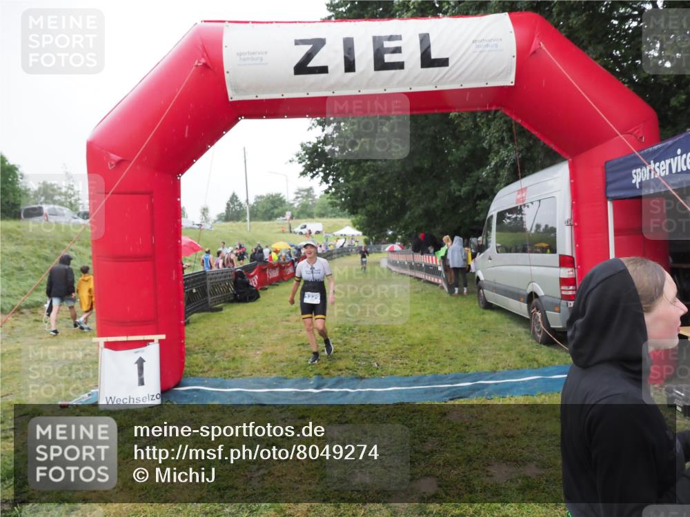 21.06.2025 - 27. Vierlanden-Triathlon MichiJ http://msf.ph/oto/8049274 15.06.2026 14:24:16 Ziel 1229 meine-sportfotos.de