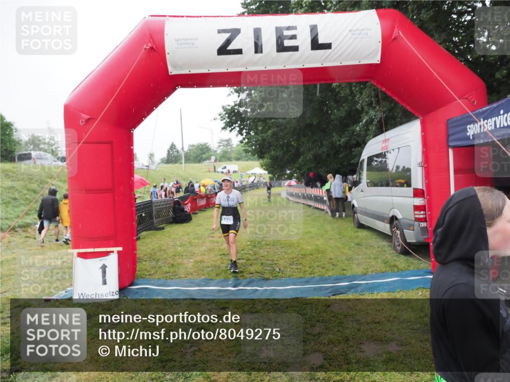 21.06.2025 - 27. Vierlanden-Triathlon MichiJ http://msf.ph/oto/8049275 15.06.2026 14:24:16 Ziel 1229 meine-sportfotos.de