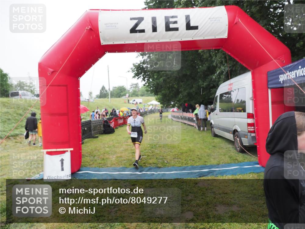 21.06.2025 - 27. Vierlanden-Triathlon MichiJ http://msf.ph/oto/8049277 15.06.2026 14:24:16 Ziel 1229 meine-sportfotos.de