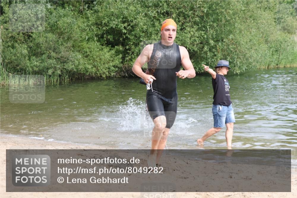 15.06.2025 - 27. Vierlanden-Triathlon Lena Gebhardt http://msf.ph/oto/8049282 15.06.2025 09:52:00 Schwimmen 282, 288, 292 meine-sportfotos.de