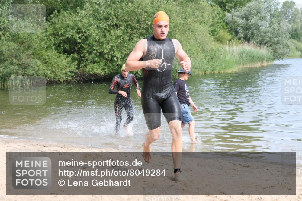 15.06.2025 - 27. Vierlanden-Triathlon Lena Gebhardt http://msf.ph/oto/8049284 15.06.2025 09:52:01 Schwimmen 282, 288, 292 meine-sportfotos.de