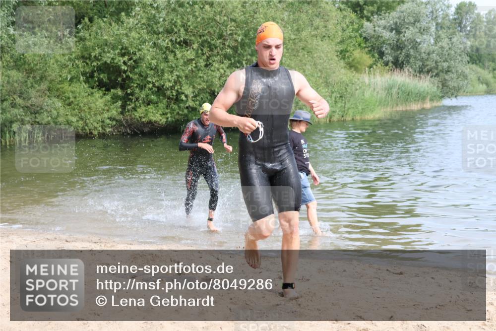 15.06.2025 - 27. Vierlanden-Triathlon Lena Gebhardt http://msf.ph/oto/8049286 15.06.2025 09:52:01 Schwimmen 282, 288, 292 meine-sportfotos.de