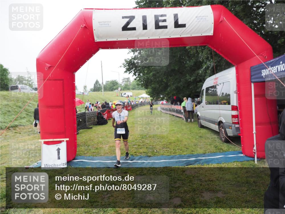 21.06.2025 - 27. Vierlanden-Triathlon MichiJ http://msf.ph/oto/8049287 15.06.2026 14:24:17 Ziel 1229 meine-sportfotos.de