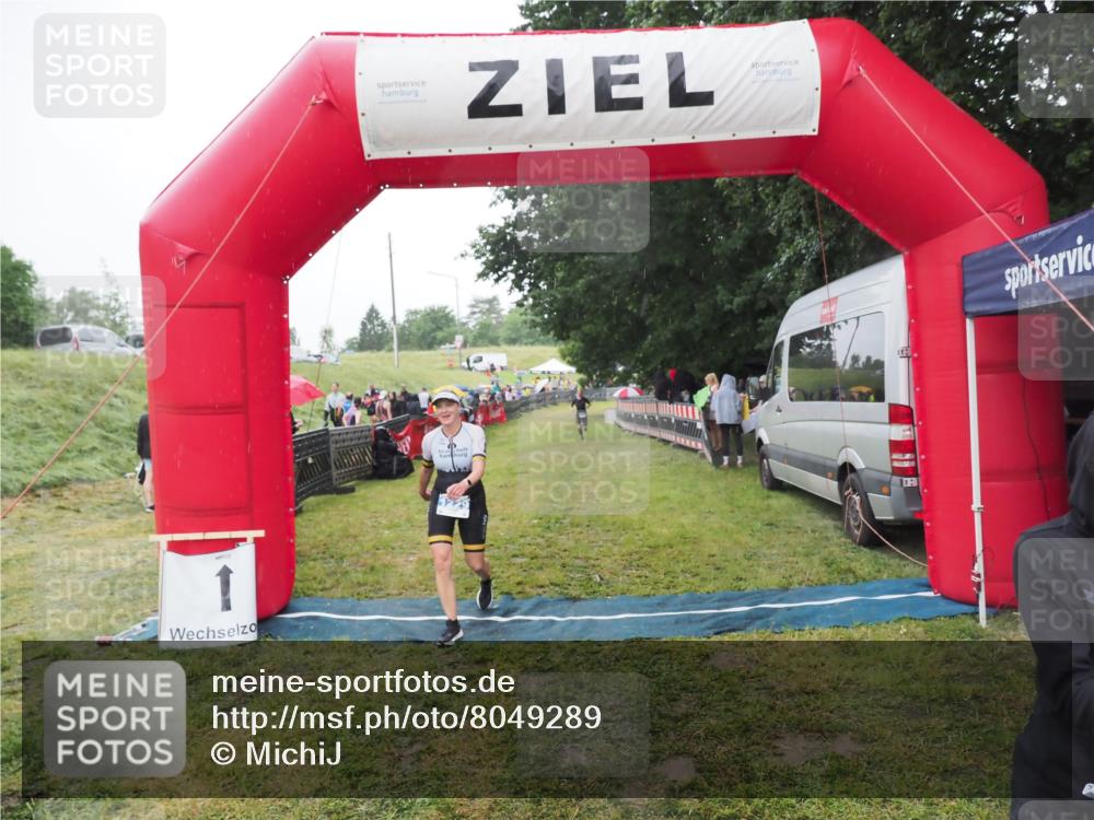 21.06.2025 - 27. Vierlanden-Triathlon MichiJ http://msf.ph/oto/8049289 15.06.2026 14:24:17 Ziel 1229 meine-sportfotos.de