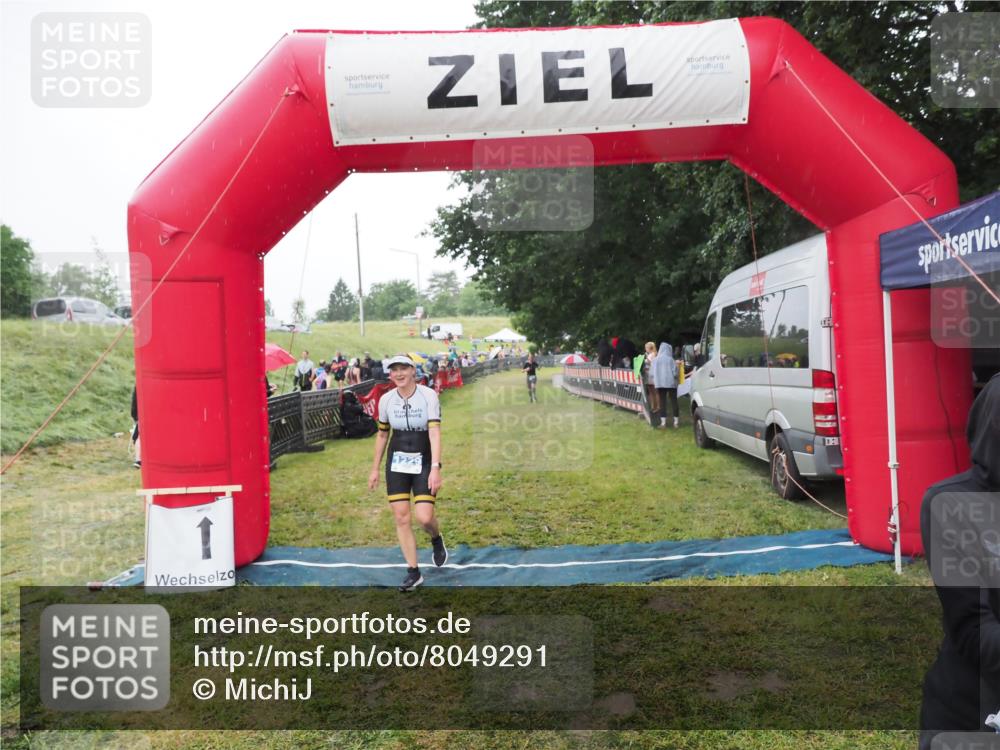 21.06.2025 - 27. Vierlanden-Triathlon MichiJ http://msf.ph/oto/8049291 15.06.2026 14:24:17 Ziel 1229 meine-sportfotos.de