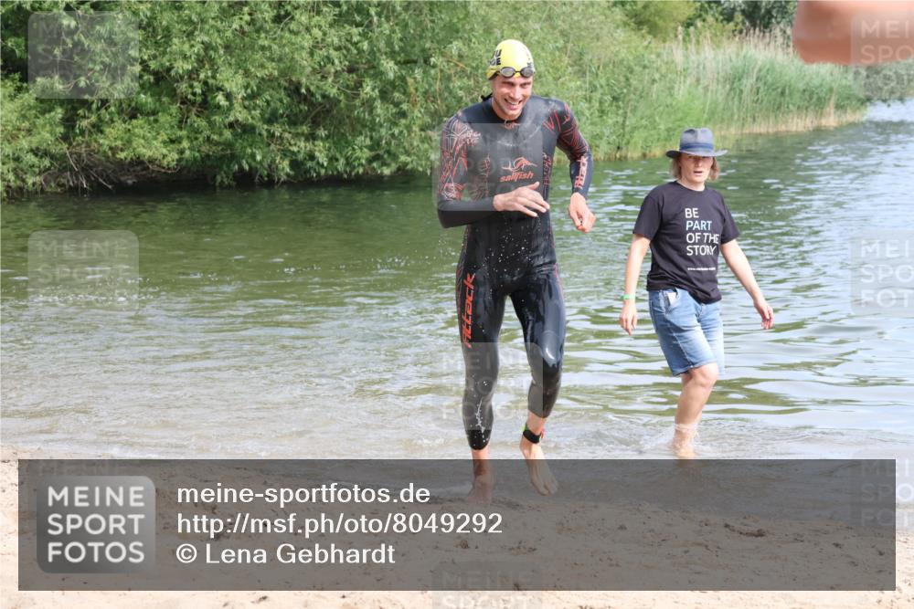 15.06.2025 - 27. Vierlanden-Triathlon Lena Gebhardt http://msf.ph/oto/8049292 15.06.2025 09:52:02 Schwimmen 282, 288, 292 meine-sportfotos.de