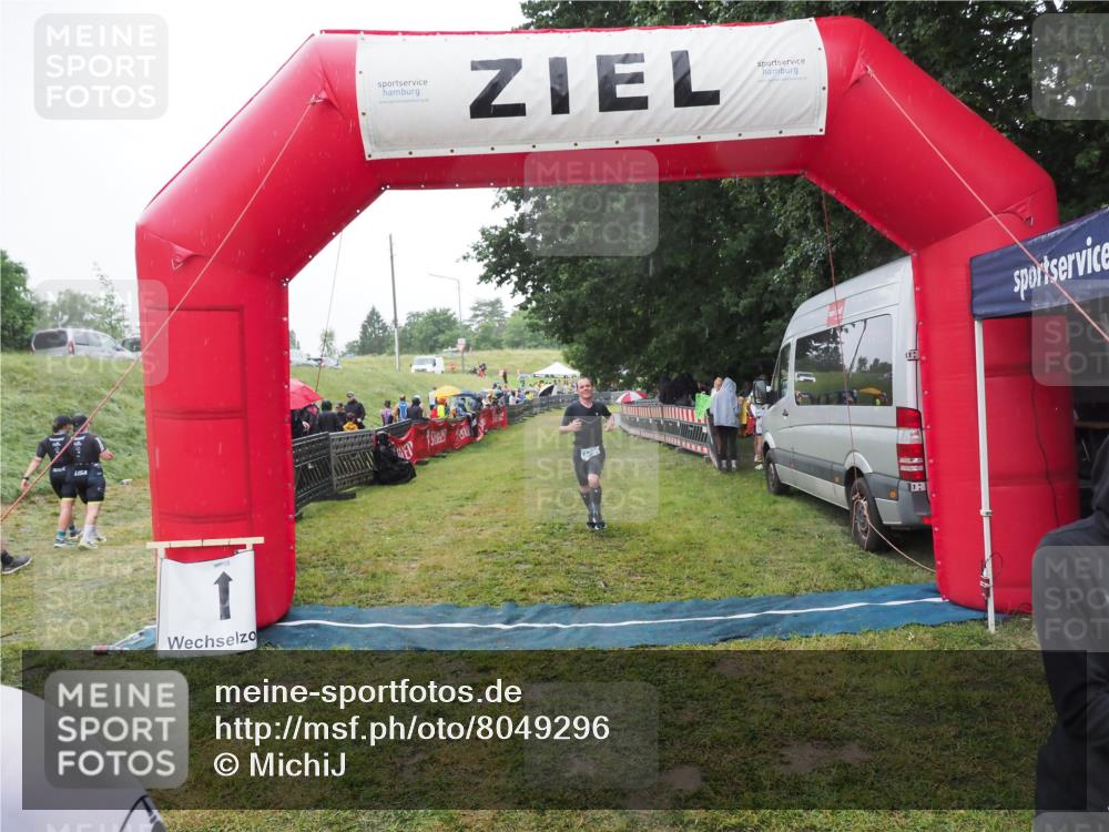 21.06.2025 - 27. Vierlanden-Triathlon MichiJ http://msf.ph/oto/8049296 15.06.2026 14:24:21 Ziel 1229, 1231 meine-sportfotos.de