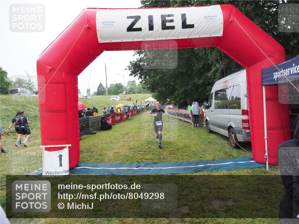 21.06.2025 - 27. Vierlanden-Triathlon MichiJ http://msf.ph/oto/8049298 15.06.2026 14:24:22 Ziel 1229, 1231 meine-sportfotos.de