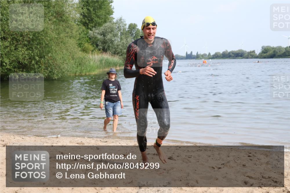 15.06.2025 - 27. Vierlanden-Triathlon Lena Gebhardt http://msf.ph/oto/8049299 15.06.2025 09:52:03 Schwimmen 282, 288, 292 meine-sportfotos.de