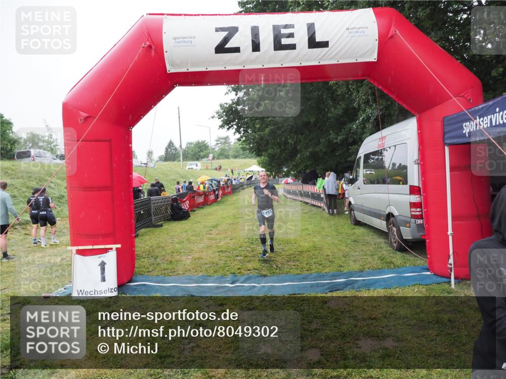 21.06.2025 - 27. Vierlanden-Triathlon MichiJ http://msf.ph/oto/8049302 15.06.2026 14:24:22 Ziel 1229, 1231 meine-sportfotos.de