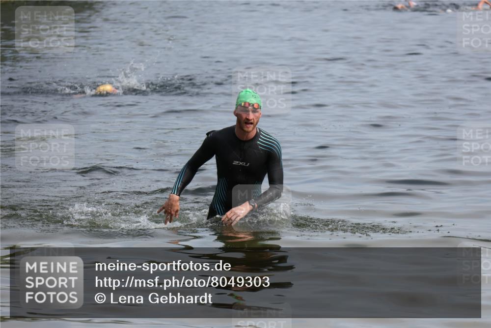 15.06.2025 - 27. Vierlanden-Triathlon Lena Gebhardt http://msf.ph/oto/8049303 15.06.2025 09:52:37 Schwimmen 313 meine-sportfotos.de