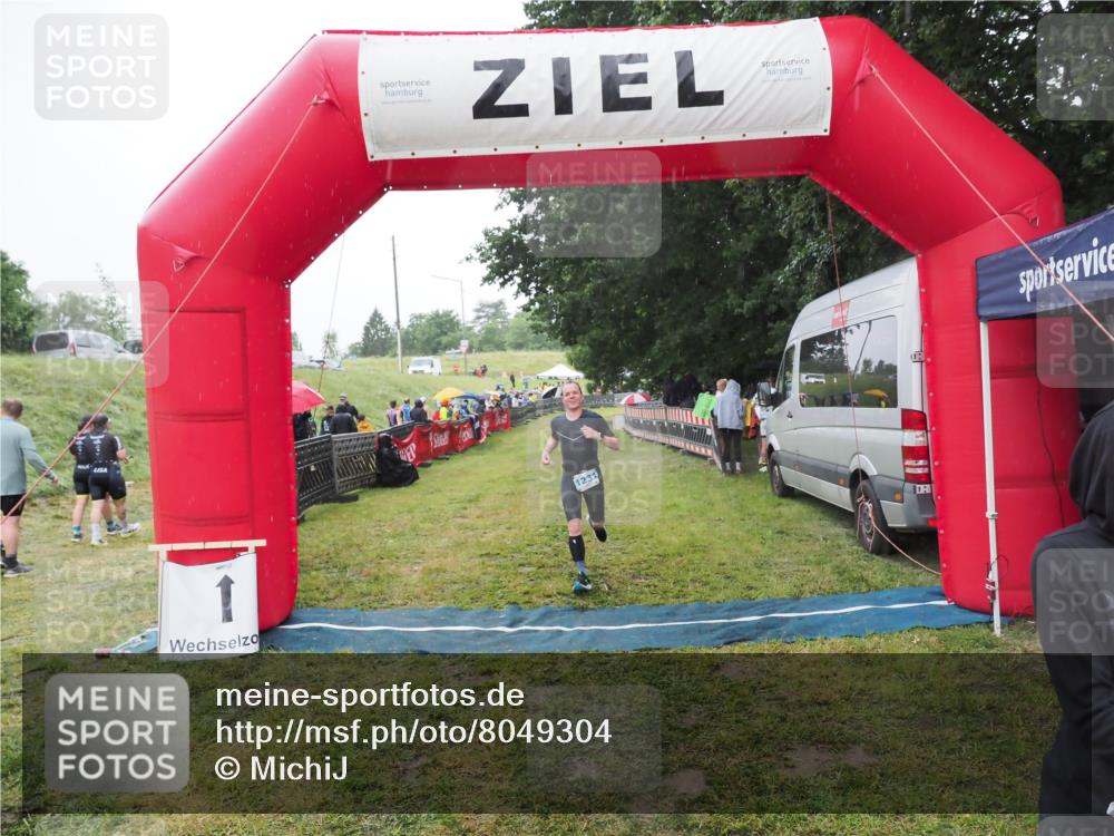 21.06.2025 - 27. Vierlanden-Triathlon MichiJ http://msf.ph/oto/8049304 15.06.2026 14:24:22 Ziel 1229, 1231 meine-sportfotos.de