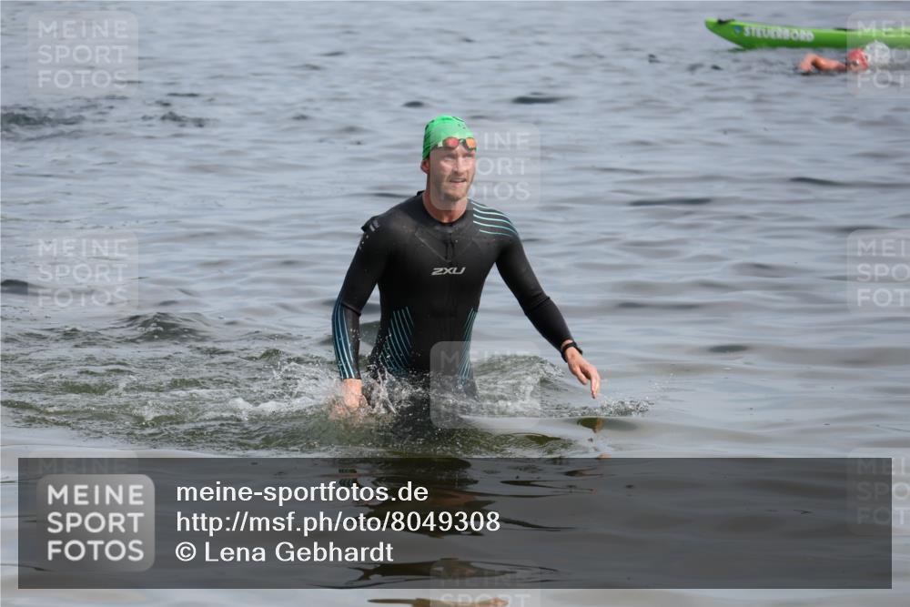 15.06.2025 - 27. Vierlanden-Triathlon Lena Gebhardt http://msf.ph/oto/8049308 15.06.2025 09:52:39 Schwimmen 313 meine-sportfotos.de