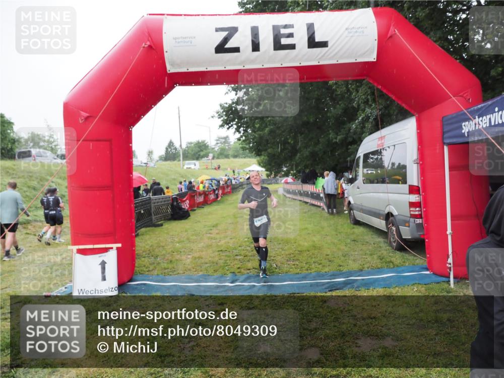 21.06.2025 - 27. Vierlanden-Triathlon MichiJ http://msf.ph/oto/8049309 15.06.2026 14:24:22 Ziel 1229, 1231 meine-sportfotos.de