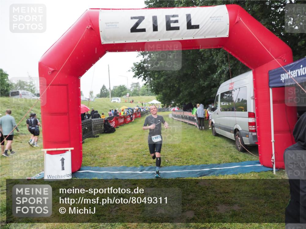 21.06.2025 - 27. Vierlanden-Triathlon MichiJ http://msf.ph/oto/8049311 15.06.2026 14:24:22 Ziel 1229, 1231 meine-sportfotos.de