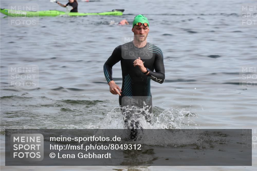 15.06.2025 - 27. Vierlanden-Triathlon Lena Gebhardt http://msf.ph/oto/8049312 15.06.2025 09:52:41 Schwimmen 313 meine-sportfotos.de