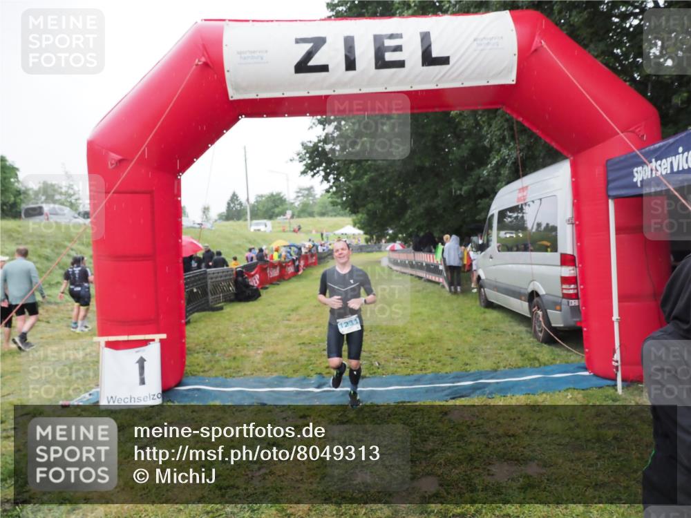 21.06.2025 - 27. Vierlanden-Triathlon MichiJ http://msf.ph/oto/8049313 15.06.2026 14:24:22 Ziel 1229, 1231 meine-sportfotos.de