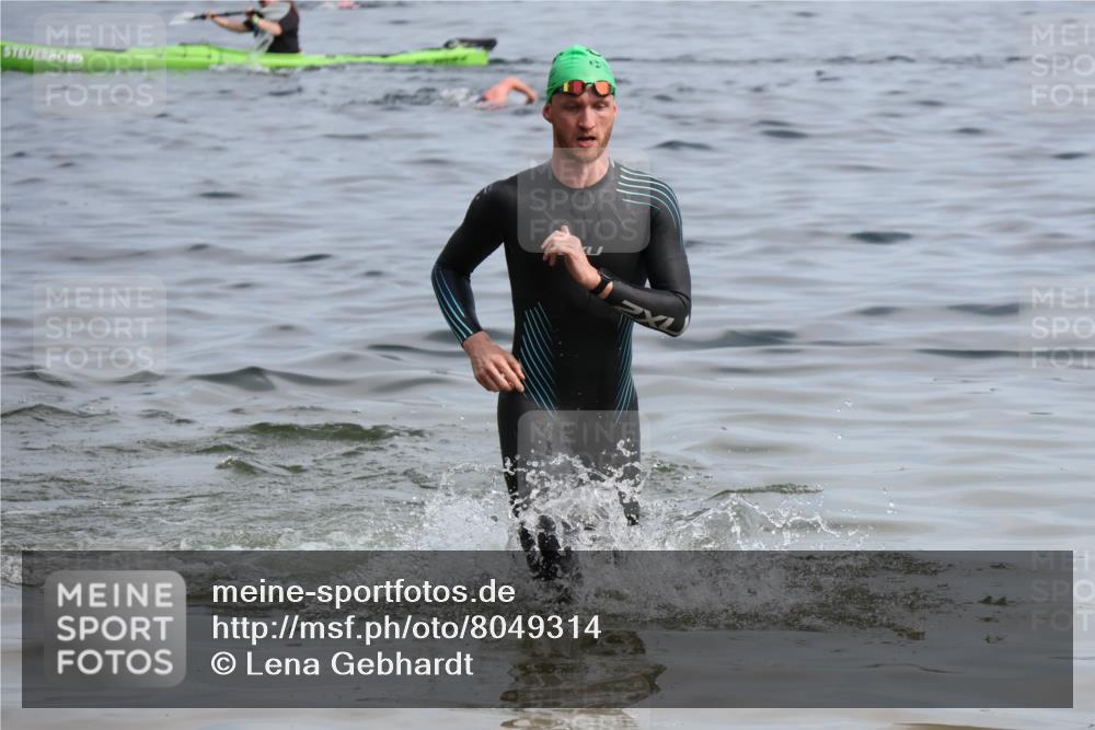 15.06.2025 - 27. Vierlanden-Triathlon Lena Gebhardt http://msf.ph/oto/8049314 15.06.2025 09:52:41 Schwimmen 313 meine-sportfotos.de