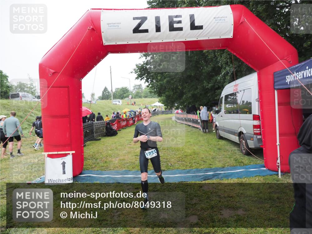 21.06.2025 - 27. Vierlanden-Triathlon MichiJ http://msf.ph/oto/8049318 15.06.2026 14:24:23 Ziel 1229, 1231 meine-sportfotos.de